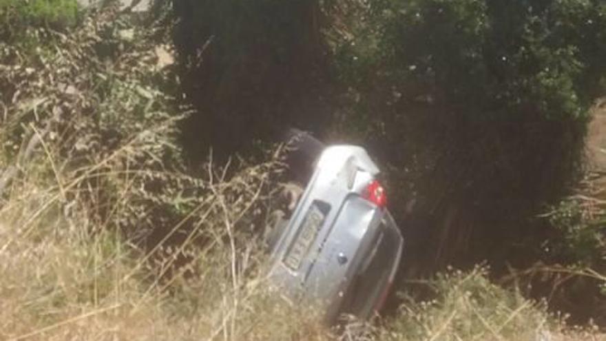 El vehicle, abans de ser retirar per la grua del barranc.