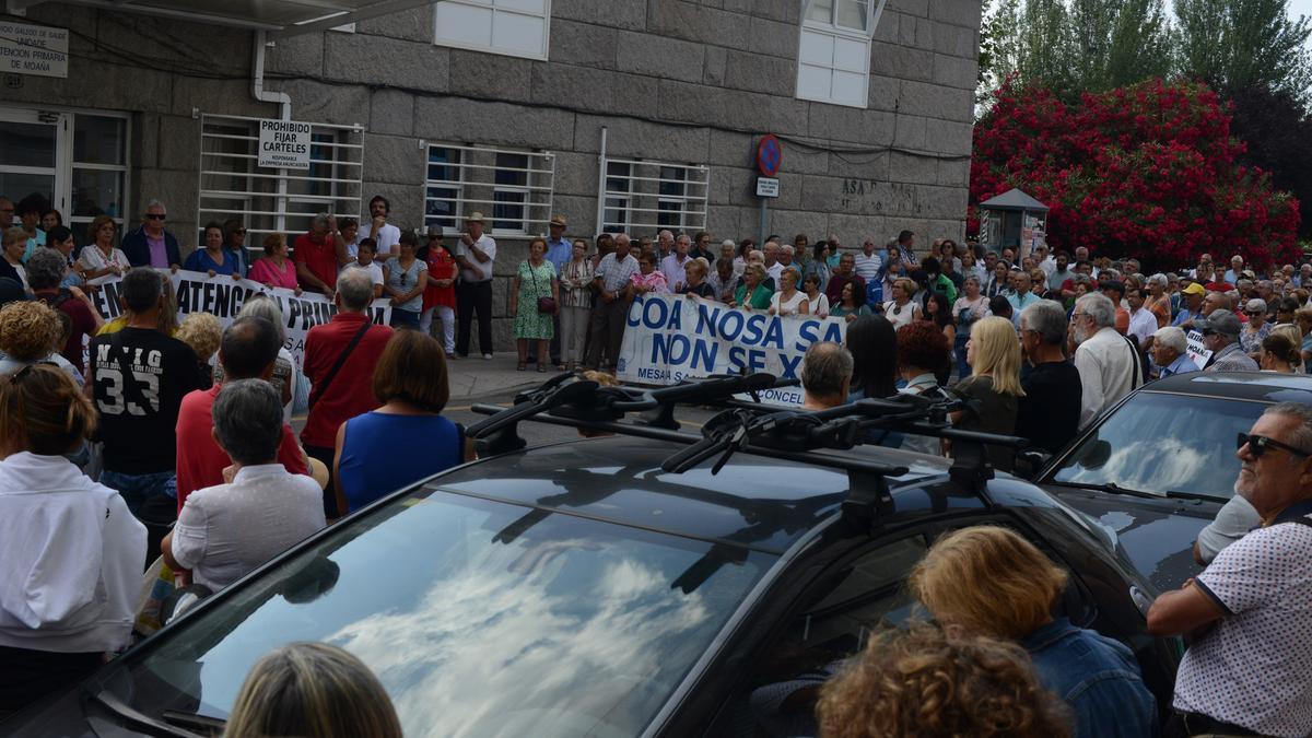 La concentración de ayer delante del centro de salud de Moaña.