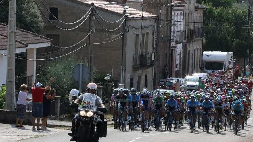 El pelotón, a su paso por Fermoselle a 23 kilómetros de la meta.