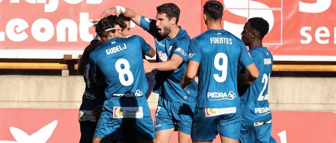 Los jugadores del Córdoba celebran un de los goles ante la Cultural Leonesa.