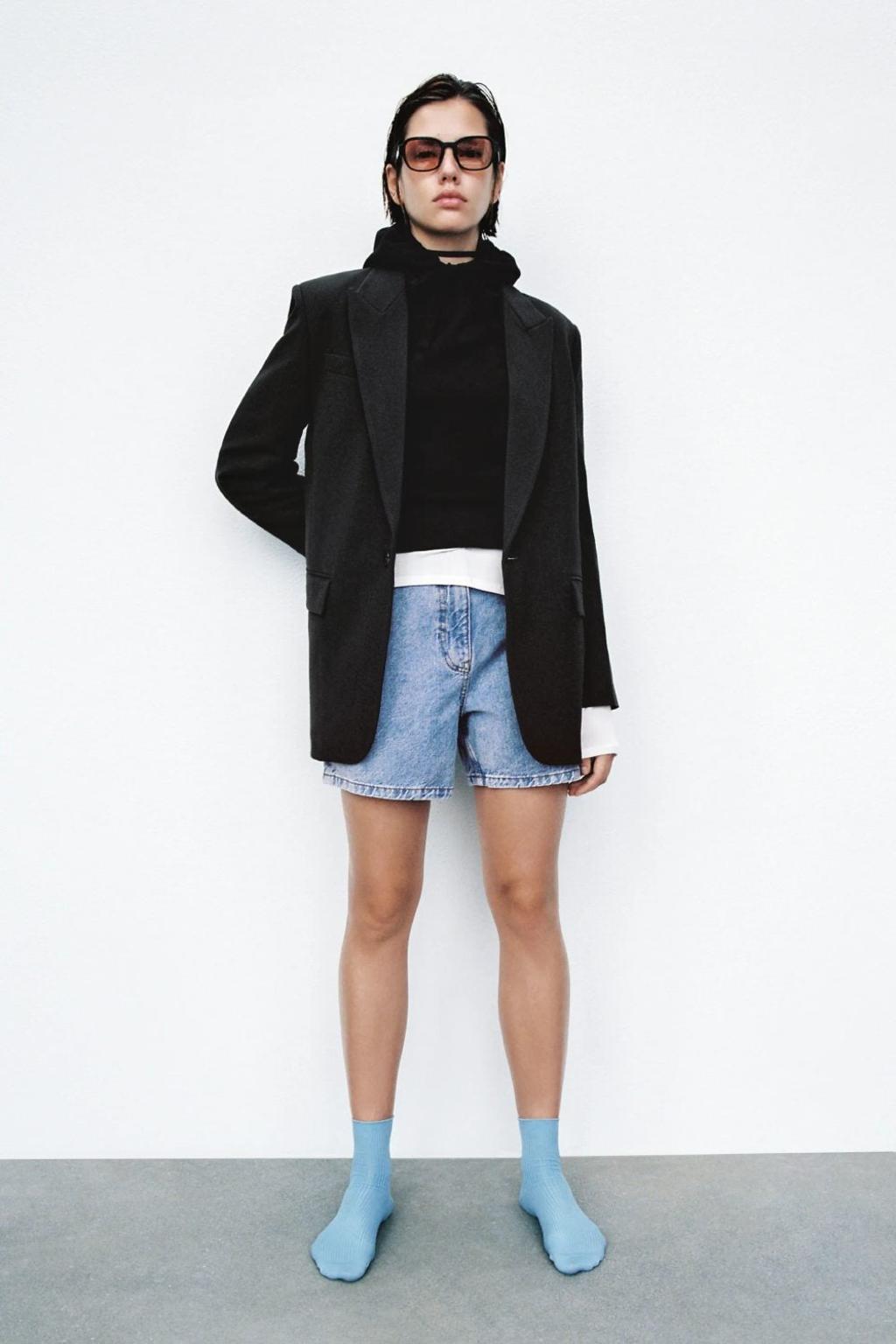 Sudadera negra y blazer de Zara. | Comprar.