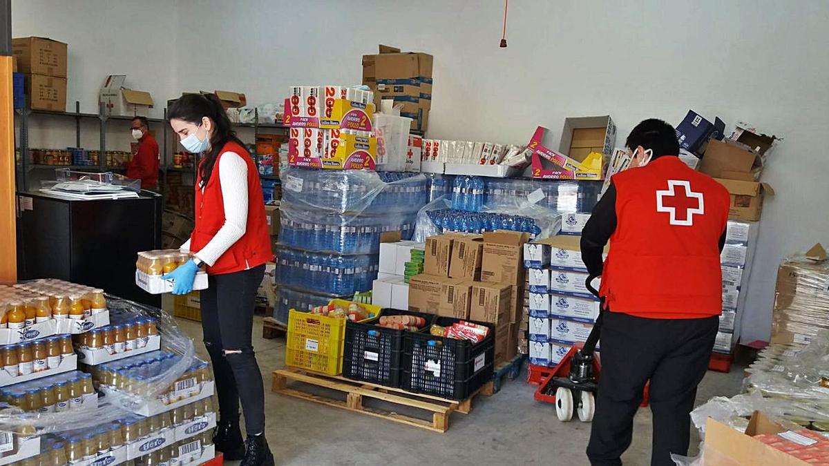 Sheila Domenech, ayudando a repartir alimentos. | INFORMACIÓN