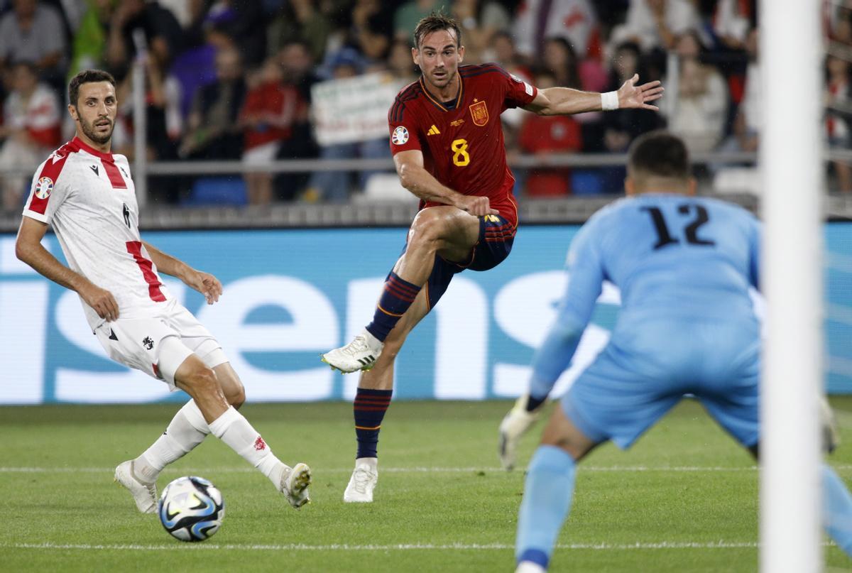 Tbilisi (Georgia), 08/09/2023.- Goalkeeper Giorgi Mamardashvili (R) and Giorgi Aburjania (L) of Georgia in action against Fabian Ruiz (C) of Spain during the UEFA Euro 2024 qualifying Group A soccer match between Georgia and Spain, in Tbilisi, Georgia, 08 September 2023. (España) EFE/EPA/DAVID MDZINARISHVILI