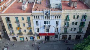 La sede del distrito de Gràcia, vista desde la torre del reloj de la plaza de la Vila.