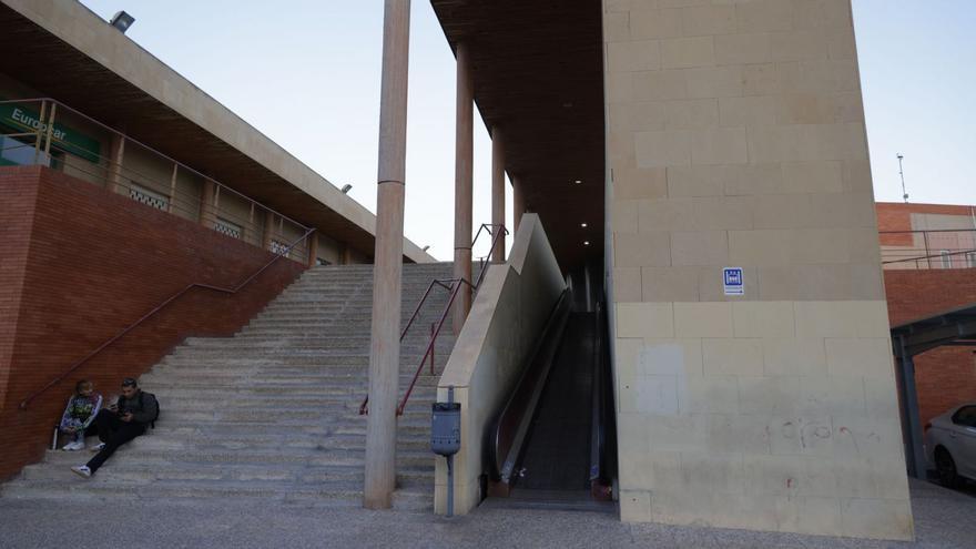 Acceso a la estación de autobuses con unas escaleras mecánicas que suman semanas sin servicio por una avería. | IVÁN J. URQUÍZAR