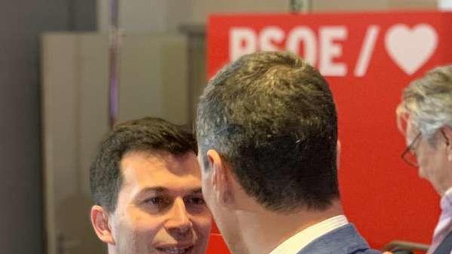 Gonzalo Caballero charla con Pedro Sánchez, ayer, en Madrid. // FdV