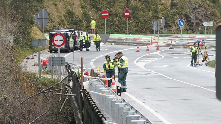 El puente de la N-541 en Pedre volvió a cortarse al tráfico para que se realizasen los trabajos de investigación.