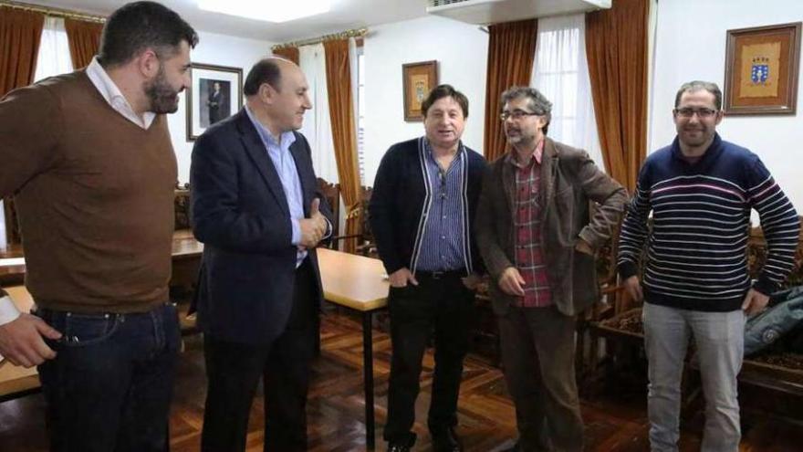 Benítez, Gil, Grandal, Rodríguez y un trabajador de Crecente, ayer, en la reunión en Arbo. // A. Hernández