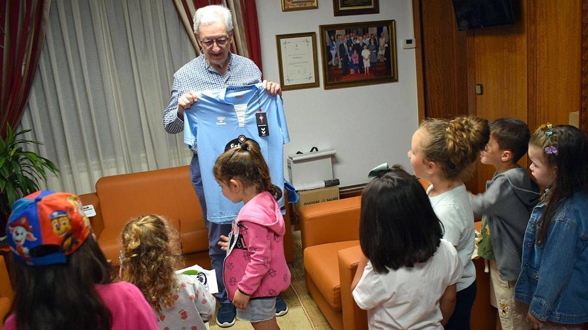 Los niños de Valga fueron a conocer al alcalde.