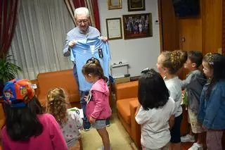 Los niños del CRA de Valga piden al alcalde que contrate un grupo folk