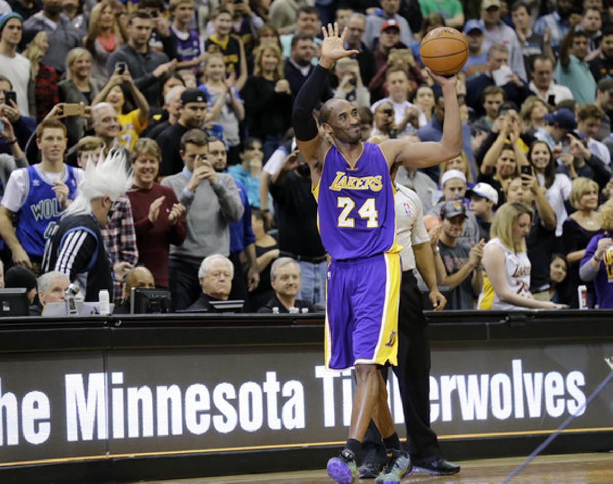 Kobe Bryant saluda els espectadors després de batre la marca de Michael Jordan, aquest diumenge, en el partit entre els Lakers i els Timberwolves.