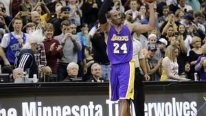 Kobe Bryant saluda els espectadors després de batre la marca de Michael Jordan, aquest diumenge, en el partit entre els Lakers i els Timberwolves.