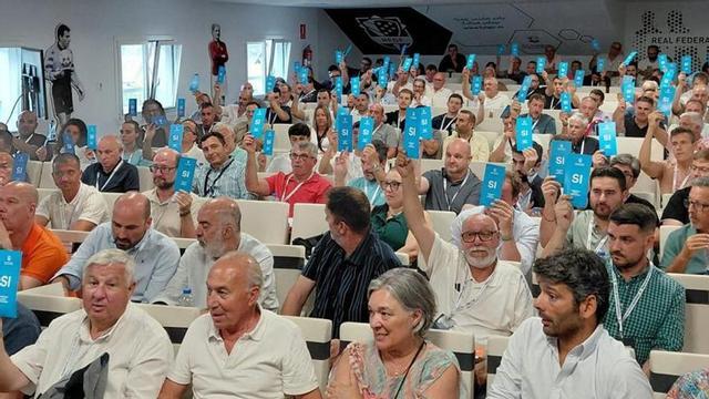 Los asistentes a la asamblea, en una de las votaciones. | FUTGAL