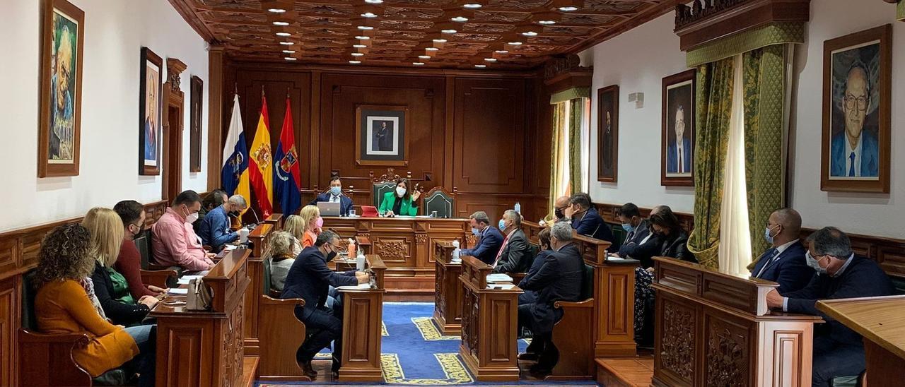 Sesión de un Pleno del Ayuntamiento de Telde, con el secretario municipal junto a la alcaldesa y un asiento vacío.