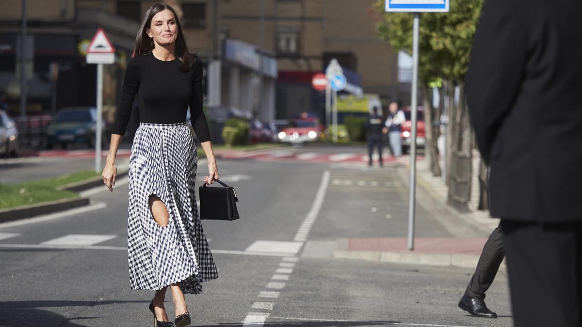 La reina Letizia sorprende con una falda con agujero en la rodilla