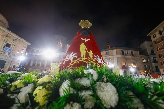 El manto de la Virgen ya luce su mensaje contra la violencia