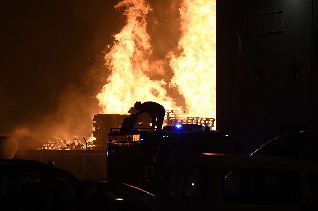 Estas son las imágenes que el aparatoso incendio de Puente Tocinos ha dejado este sábado
