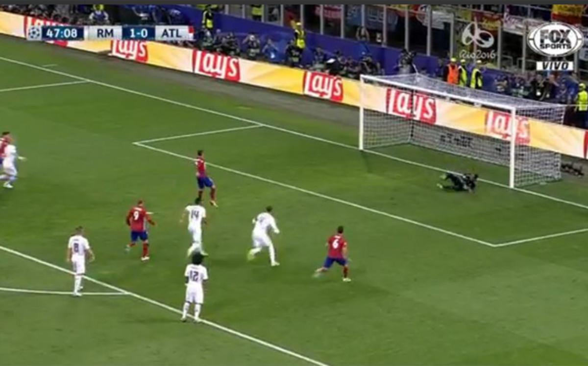 Griezmann enviió el balón al larguero