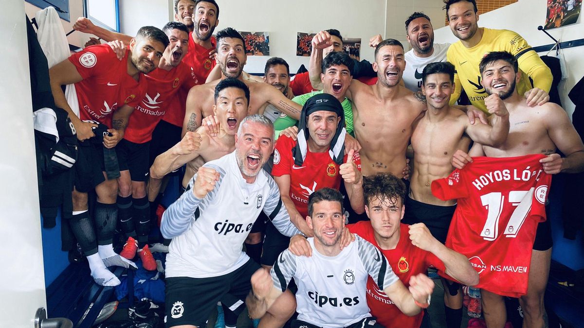 El Montijo celebra la victoria en los vestuarios del Vivar Téllez.