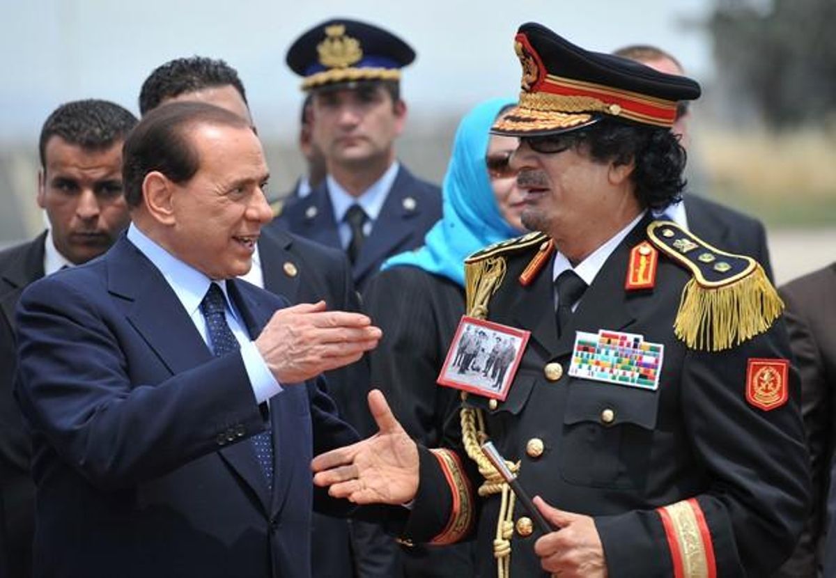 El líder libi Muammar al-Gaddafi, en la seva primera visita a Itàlia, és rebut per Berlusconi a l’aeroport romà de Ciampino, el juny del 2009.