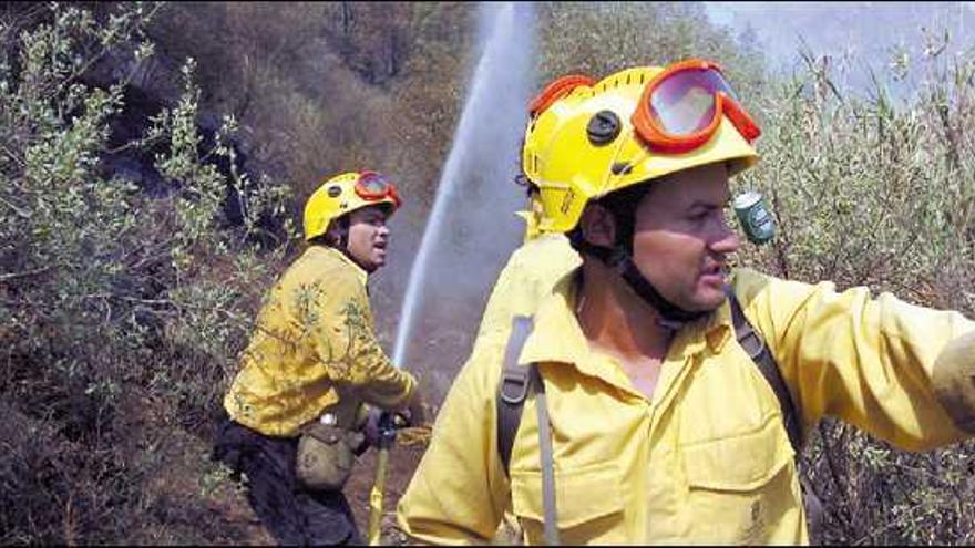 Servicios contra incendios en El Juncal, en Gran Canaria.