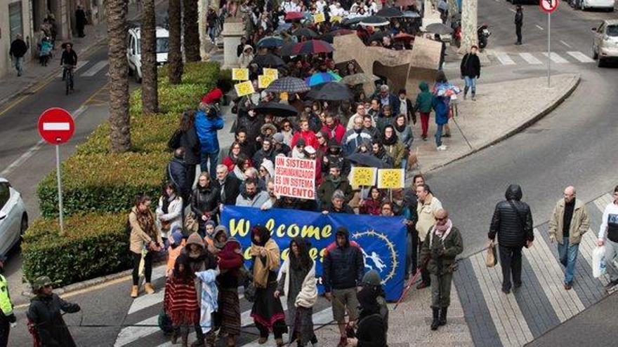 Más de 300 personas marchan en Palma por los refugiados