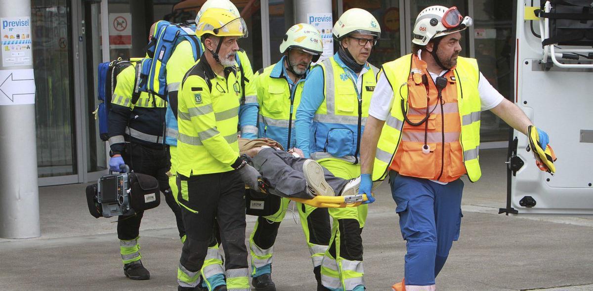 Evacuación de una de las heridas en el simulacro de atentado terrorista. | IÑAKI OSORIO