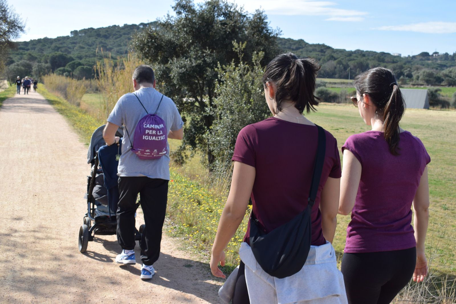 Unes 400 persones caminen per a la igualtat entre Santa Cristina i Sant Feliu