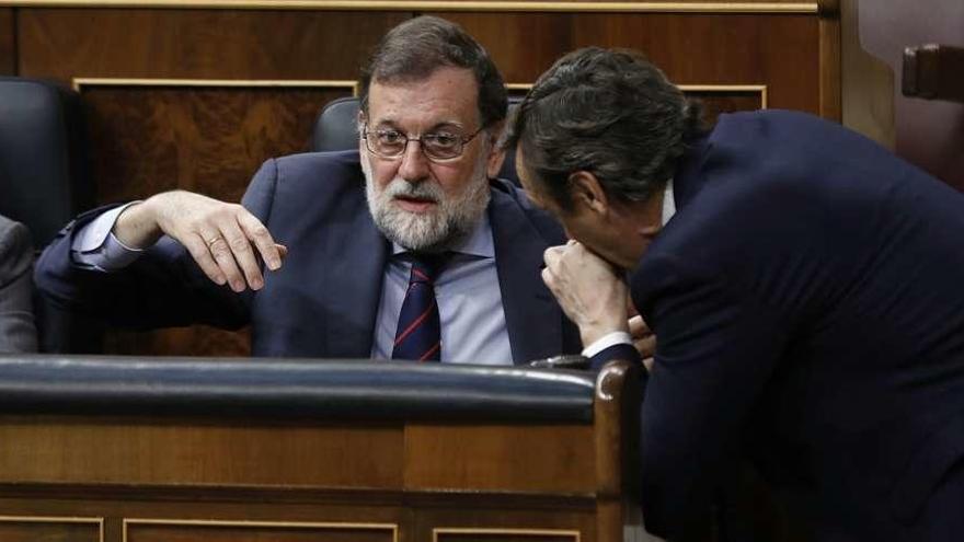 Rajoy habla con el portavoz del PP en el Congreso, Rafael Hernando.