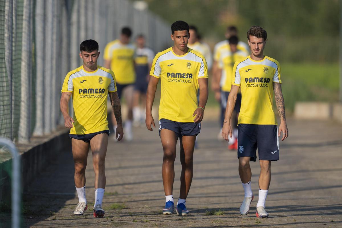 Moleiro, Mouriño y Carlos Romero, paseando en el 'stage' de pretemporada en Italia en el Novarello Sporting Center, un complejo deportivo de primer nivel.