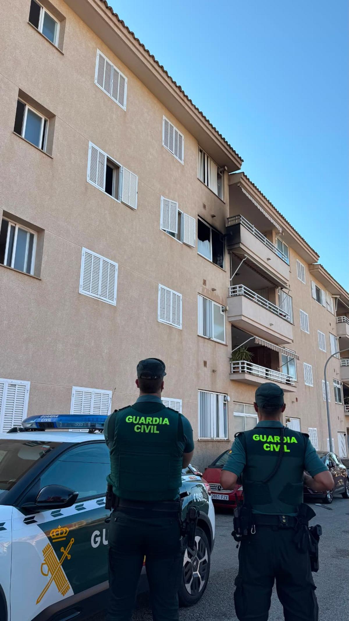 Agentes de la Guardia Civil, junto al edificio incendiado la madrugada de este miércoles en Cala Rajada.