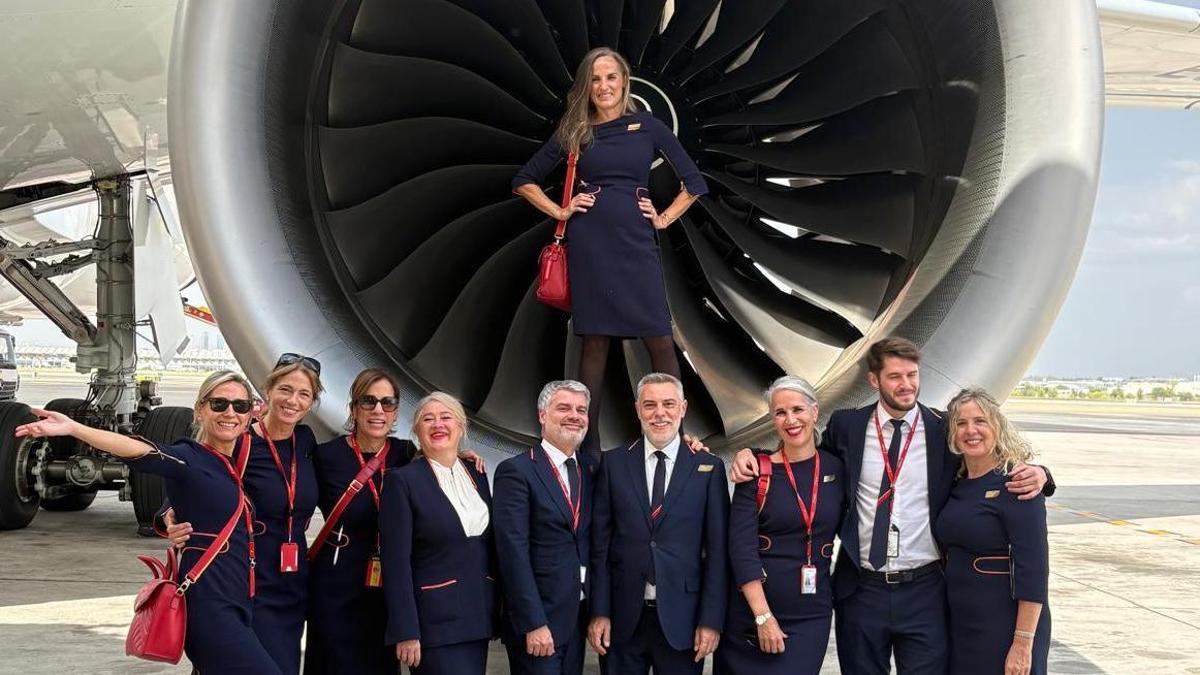 La azafata Isabel García Vadillo se jubila tras 40 años de dedicación a Iberia.