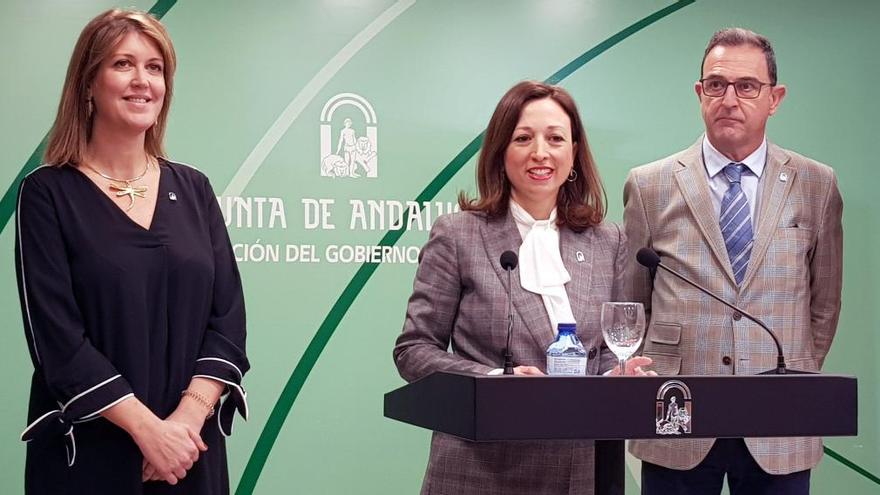 a delegada del Gobierno andaluz en Málaga, Patricia Navarro, compañada por los delegados territoriales de Fomento y Cultura, Carmen Casero, y de Salud y Familias, Carlos Bautista.