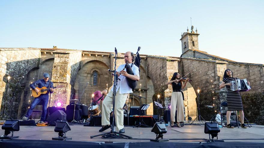 Carlos Núñez pechou o festival Folk na Beira do Sar cun concerto máxico na Colexiata