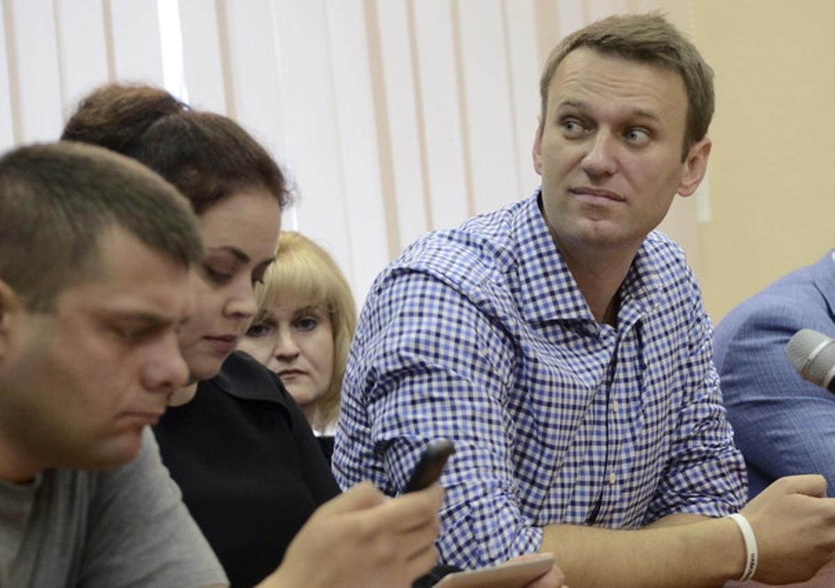 El dirigent opositor rus Aleksei Navalni (dreta), durant el judici, aquest dijous a Kírov.
