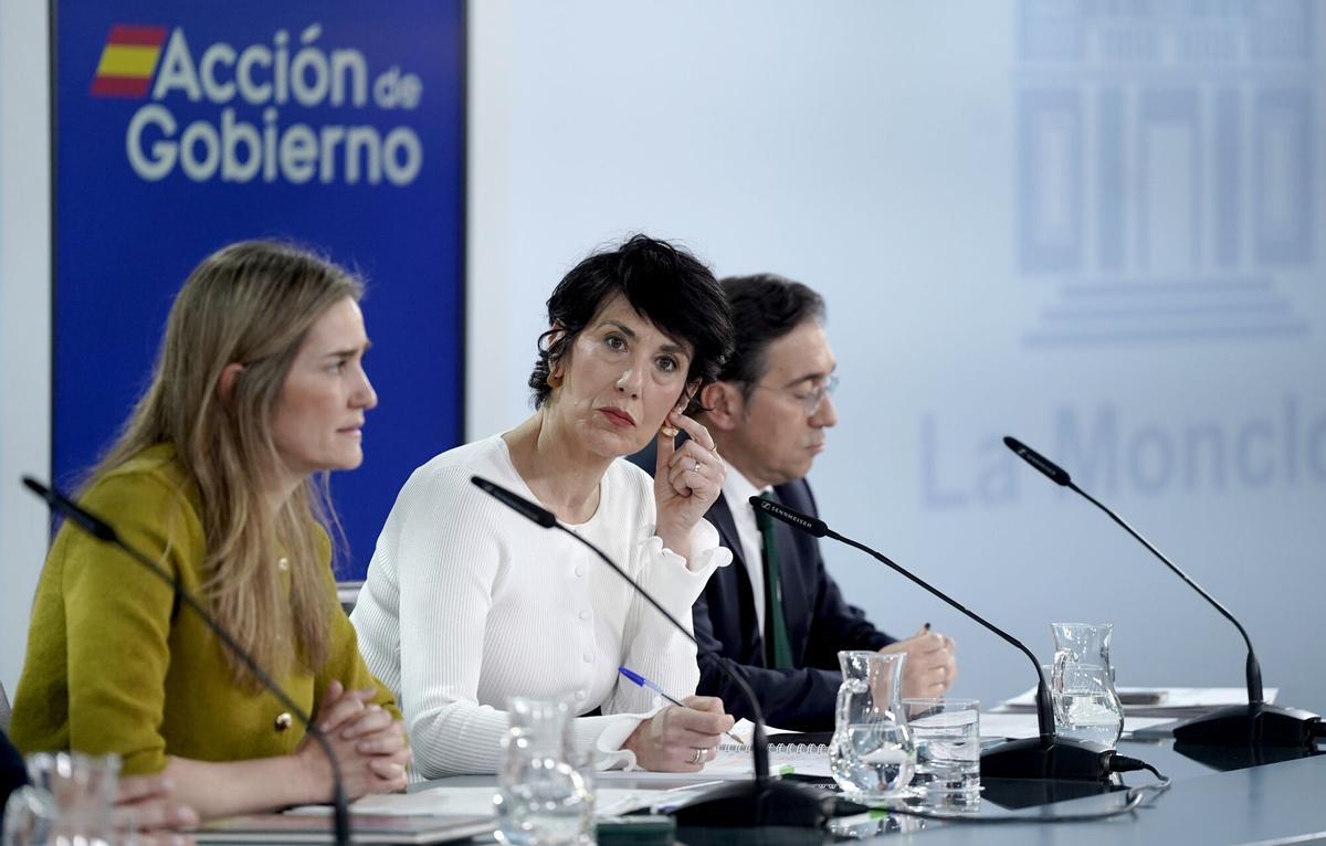 La portavoz del Gobierno, Elma Saiz, junto a la vicepresidenta tercera y ministra para la Transición Ecológica, Sara Aagesen, y el ministro de Exteriores, José Manuel Albares,  este martes en rueda de prensa tras el Consejo de Ministros.