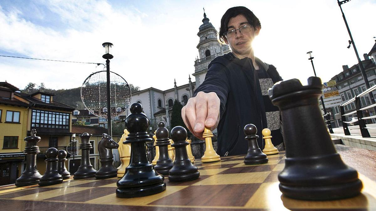 Samuel Castelao reproduce la partida final de la serie “Gambito de dama”, en la plaza de Requejo. | Miki López