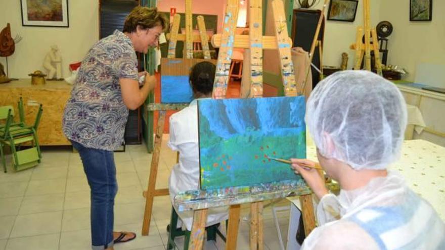 Lola Llinares en un momento del taller de pintura.