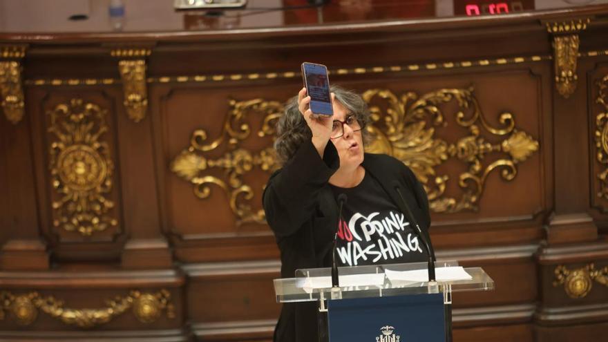 "¡Ayer pegaron a una mujer al grito de bollera!": el Orgullo LGTBI enciende el pleno de València