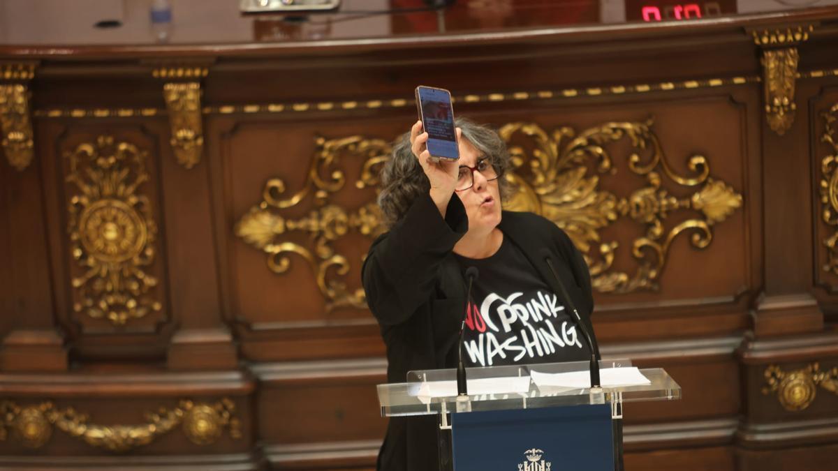 Lluïsa Notario (Compromís) enseña la noticia de una agresión a una mujer homosexual