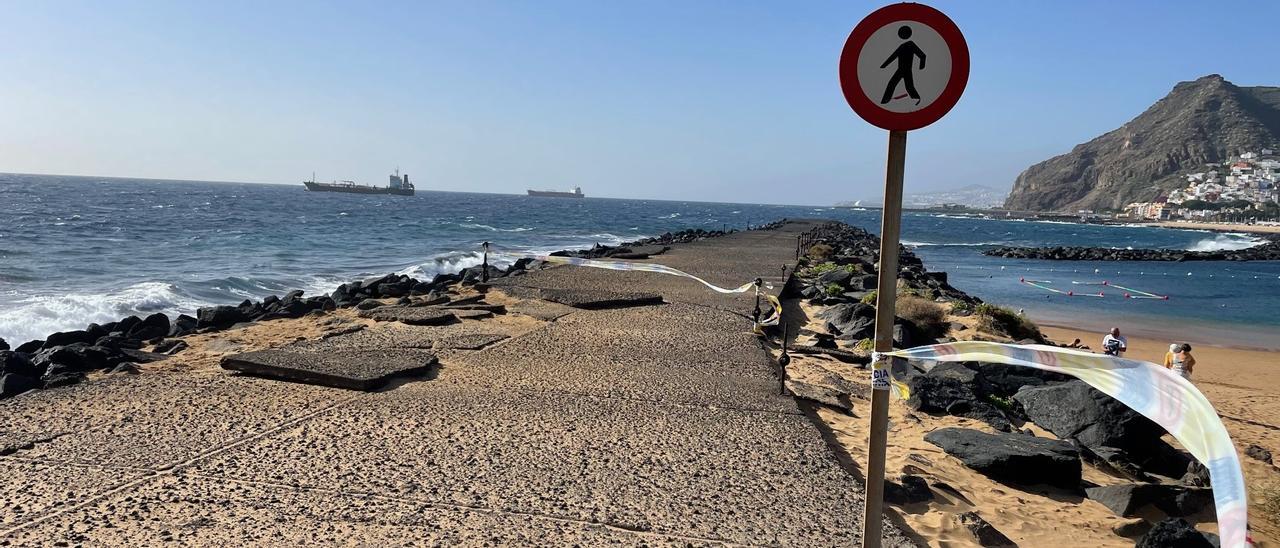 Estado actual del dique de Las Teresitas, situado en la parte final de la playa chicharrera.