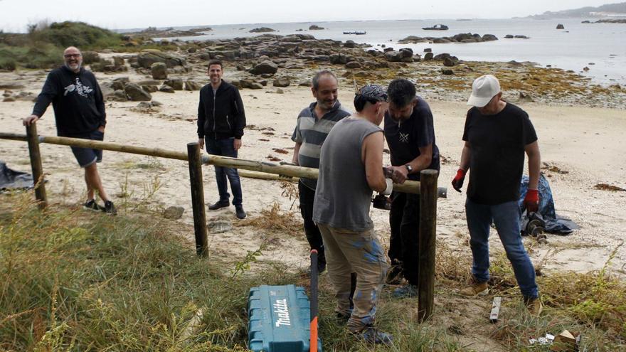 Luis Arosa se acercó ayer a la playa de Espiñeiro para comprobar los trabajos de protección del espacio dunar.