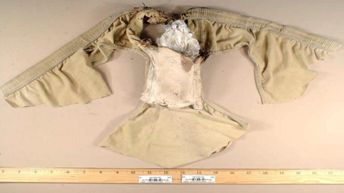 Fotografía cedida el lunes por el FBI de la bomba que Umar Farouk Abdulmutallab llevaba oculta en el calzoncillo cuando intentó atentar en un vuelo a Detroir el 26 de diciembre del 2009.
