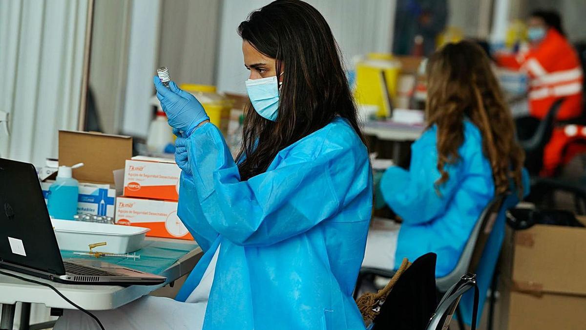 Enfermeras preparando dosis de las vacunas contra el coronavirus en Ifeza.