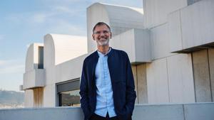 Marko Daniel,  director de la Fundació Joan Miró, en el exterior del museo de Montjuïc.