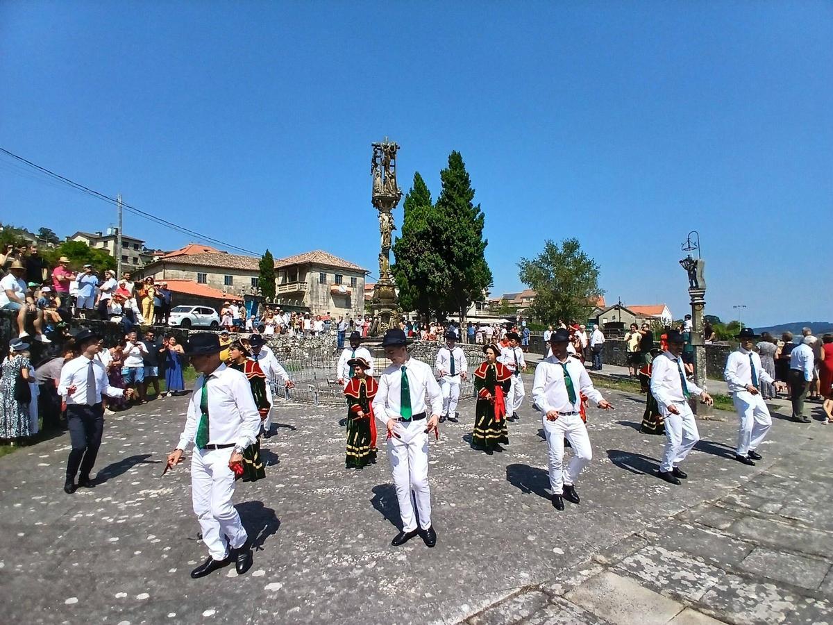 Un momento de la danza de San Roque delante del histórico Cruceiro do Hío, en Cangas.
