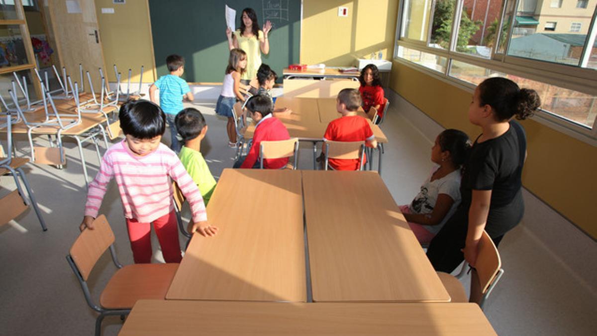 Alumnos del CEIP Mercè Rodoreda, en el primer día de clase del curso 2009.