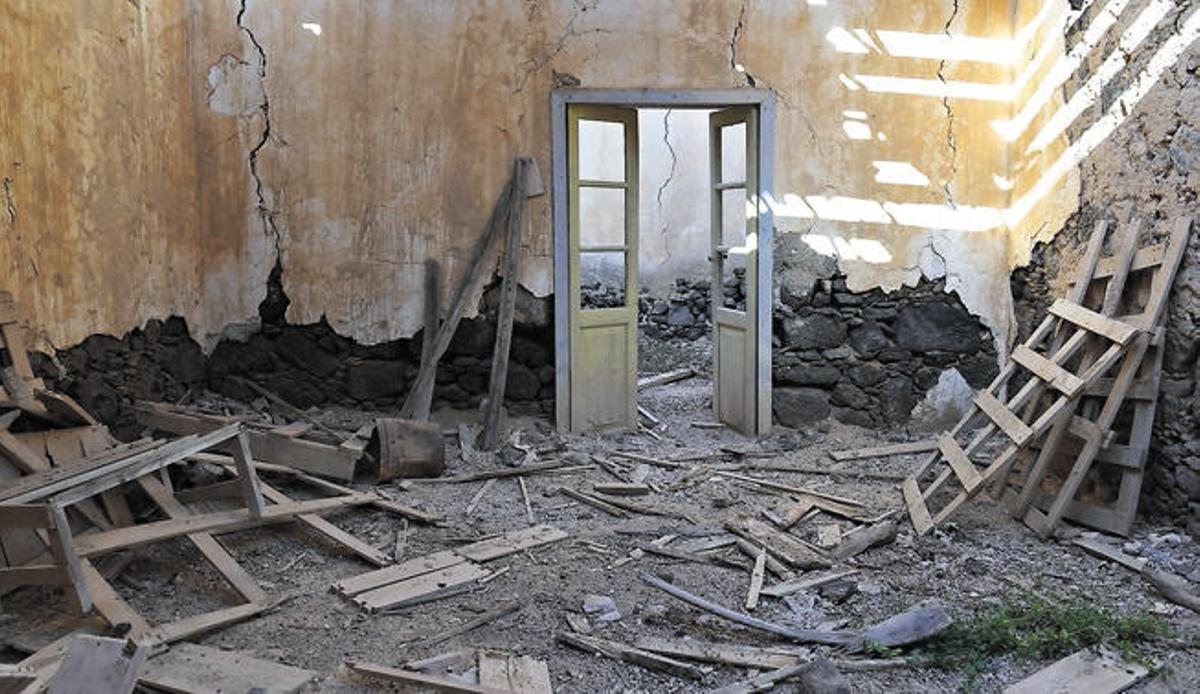 Interior de la casa, sumida en el abandono y casi en ruinas.