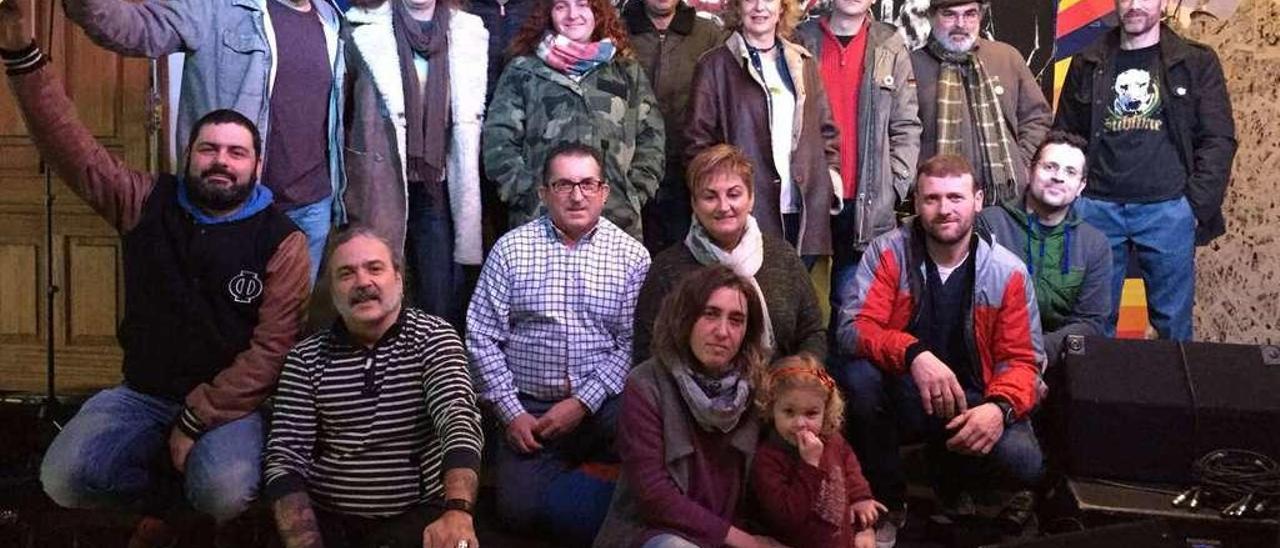 Miembros de la asociación músico-cultural &quot;Bocanegra&quot;, en su sede de Valles (Piloña).
