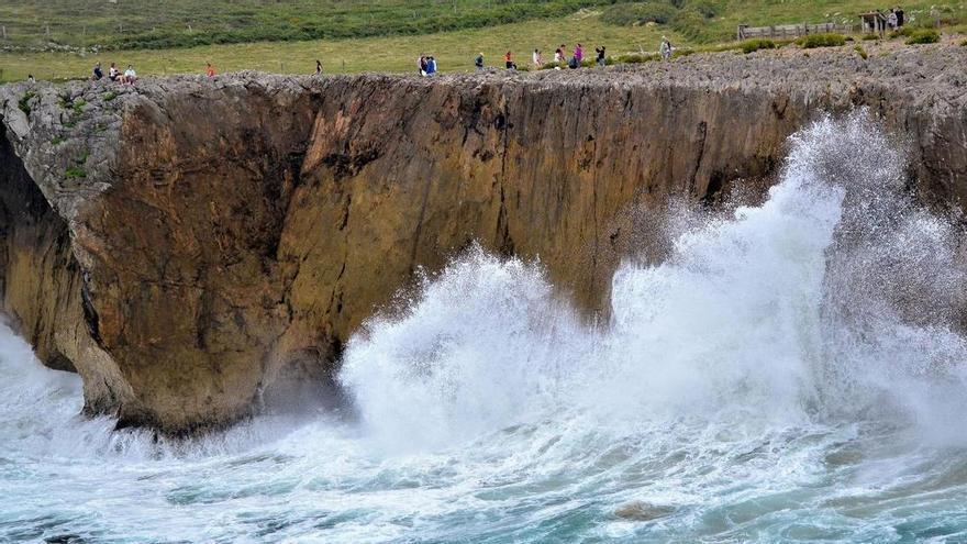 Turistas en el  entorno de los bufones, vistos desde Cuerres. | Ana Paz  Paredes